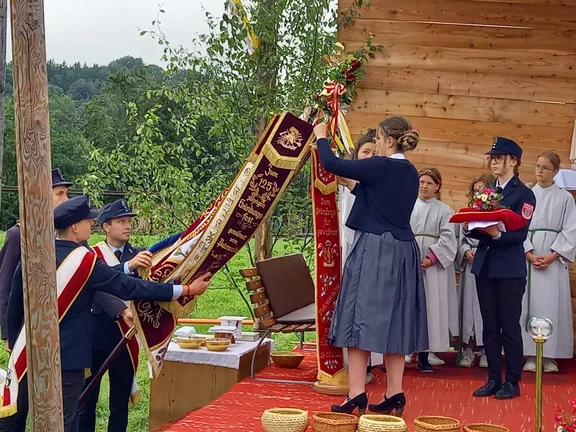 Gabi Huber übergibt das Fahnenband